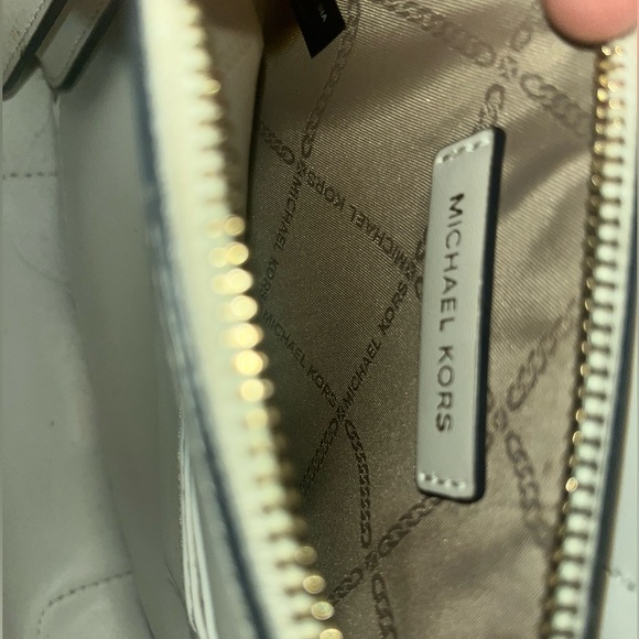 small/medium sized black/white michael kors purse - Picture 3 of 6